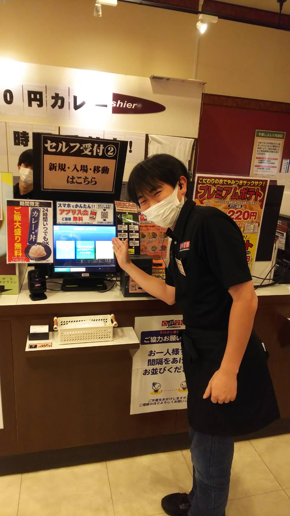 【糸島市】学生活躍中のインターネットカフェスタッフ